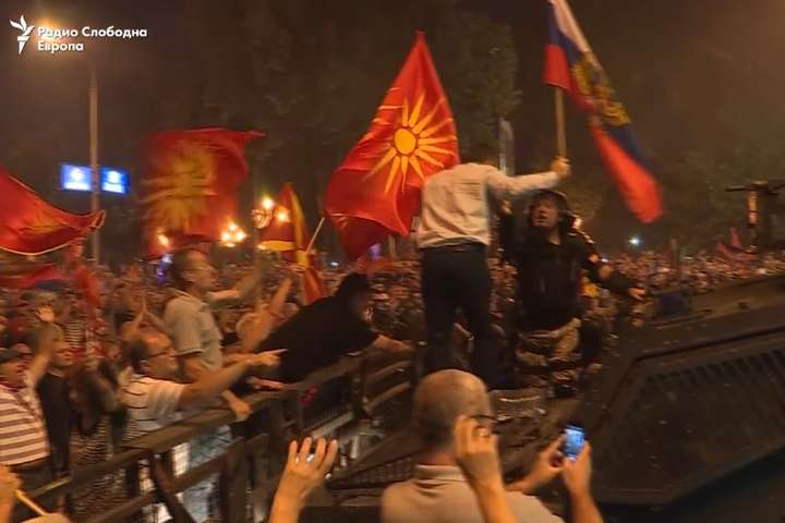 Протести у Македонії: постраждали семеро поліцейських, активістів розігнали сльозогінним газом