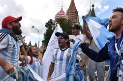 У Москві підліток випав з вікна на аргентинських фанатів – є жертви