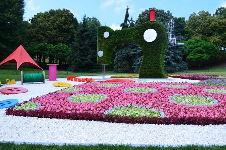 В Киеве открылась выставка гигантских скульптур из цветов
