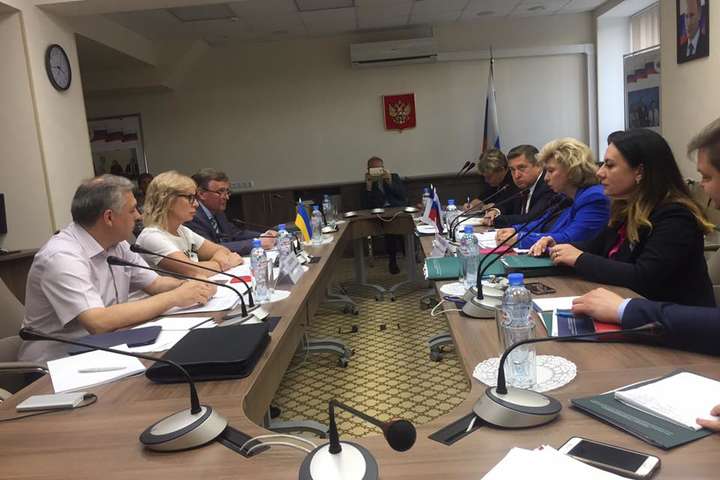 Омбудсмени України та Росії проводять зустріч у Москві 