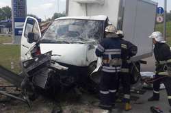  За допомогою аварійно-рятувального інструменту бійці визволили чоловіка з понівеченого авто 