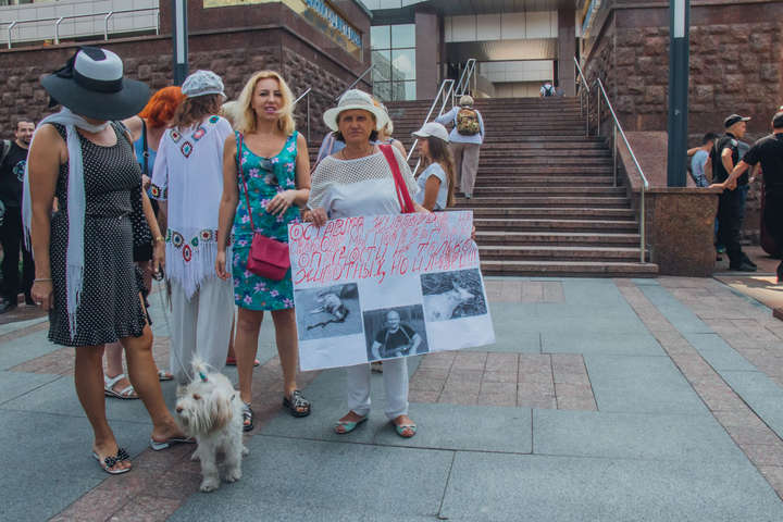 На суд над догхантером у Києві привели собак