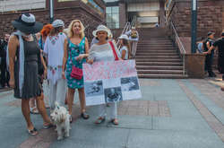 На суд над догхантером у Києві привели собак