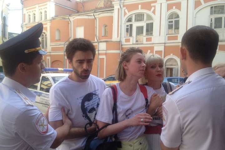 У Москві затримали акторів через роздачу листівок на підтримку Сенцова