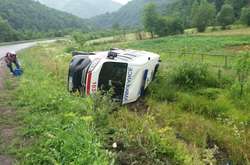 На Закарпатті через маневри на дорозі перекинулась швидка з пацієнтом