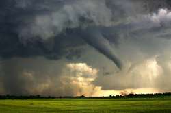 Під Києвом пронісся смерч: опубліковано вражаюче відео