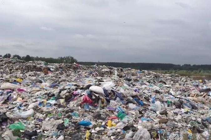 Під Києвом може статися екологічна катастрофа: сміття з області звозять на закритий полігон