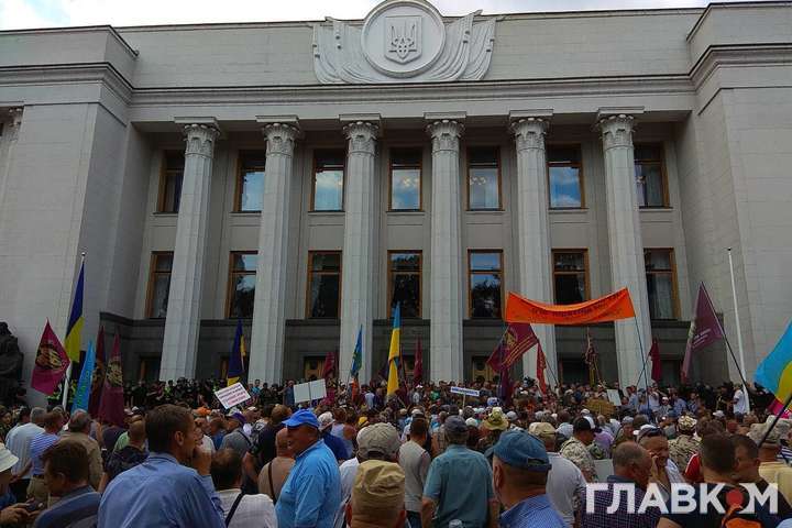 Геращенко вийшла заспокоїти мітингувальників під Радою