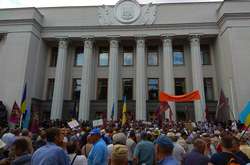 Геращенко вийшла заспокоїти мітингувальників під Радою