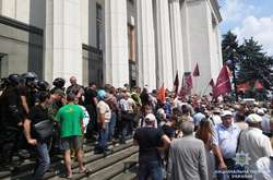 Сутички під Радою: є постраждалі і затримані