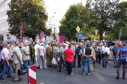 Ветерани-афганці заблокували урядовий квартал: вимагають не погіршувати їм соціальні стандарти