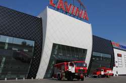 З торгово-розважального центру у Києві евакуювали людей (фото, відео)