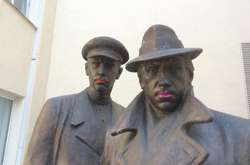 У Києві протестувальники розмалювали пам’ятник Жеглову, є затримані