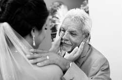 Слезы счастья: Невероятно эмоциональные снимки отцов, которые увидели своих дочерей в свадебных платьях