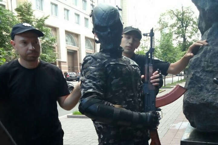 Біля Верховної Ради піймали озброєного дивака у масці 