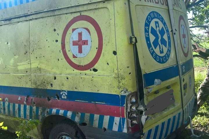 На Донбасі бойовики обстріляли машину медиків