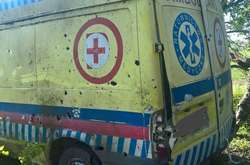 На Донбасі бойовики обстріляли машину медиків