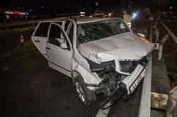 На Південному мосту Skoda знесла бетонну огорожу