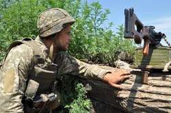 На Донбассе три украинских военных получили ранения