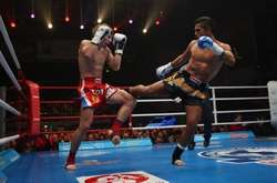 Вболівальники побили кікбоксера прямо в рингу. Він підло вдарив суперника ззаду (відео)