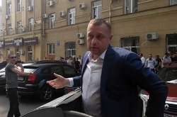 Заступника Кернеса кинули до сміттєвого бака (відео)