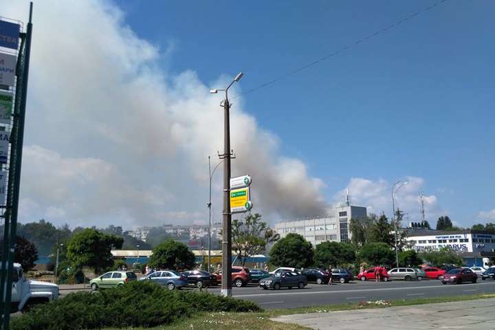 У Броварах горить багатоповерхівка: жителів евакуювали (фото)