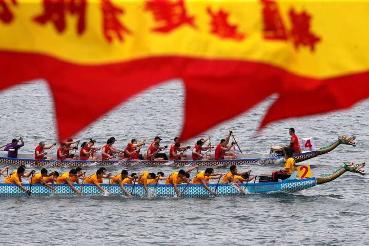 «Гонки на драконах». В Китае прошли традиционные соревнования на узких лодках