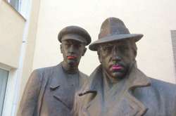 Поліція відпустила молодиків із С14, які розмалювали пам’ятник Жеглову