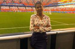 Російський фанат схопив журналістку за груди під час прямого ефіру (відео)