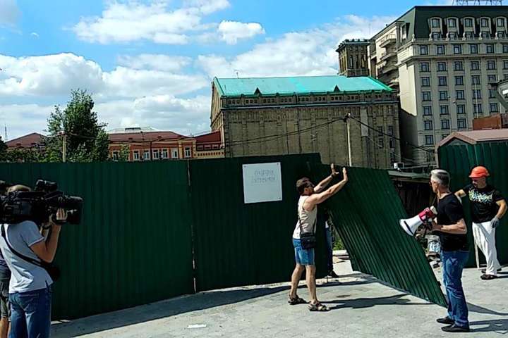 Активісти знесли ворота та встановили намети на Поштовій площі у Києві 