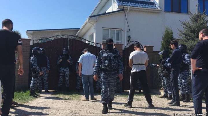 У Росії суд продовжив арешт кримськотатарським підприємцям
