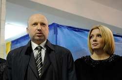 Турчинов став на захист дружини, яку можуть звільнити через її заяви про ЛГБТ