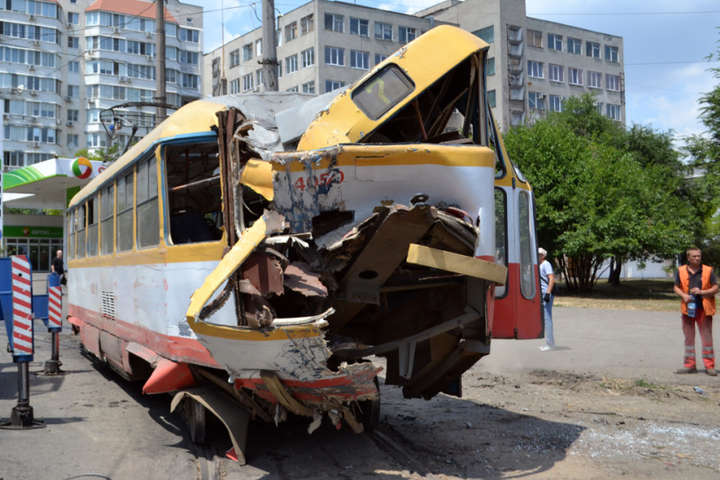 Моторошні фото ДТП в Одесі: трамвай зніс опору електропередач