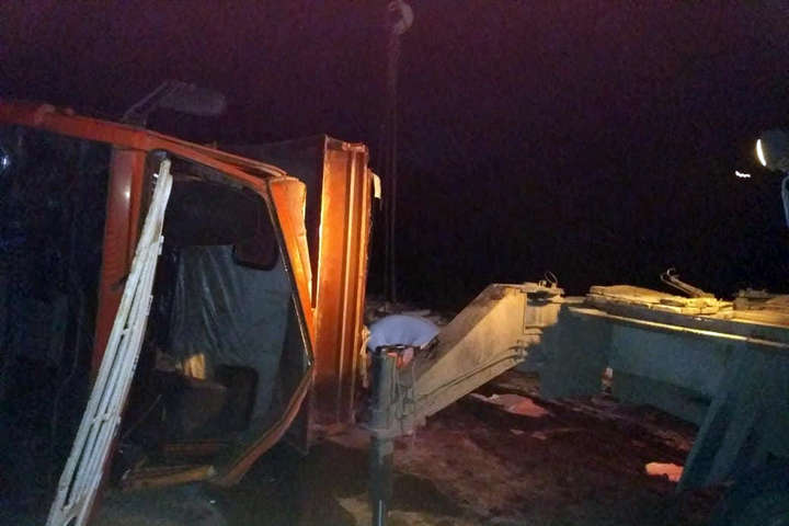 На Дніпропетровщині перекинулася вантажівка з каустичною содою