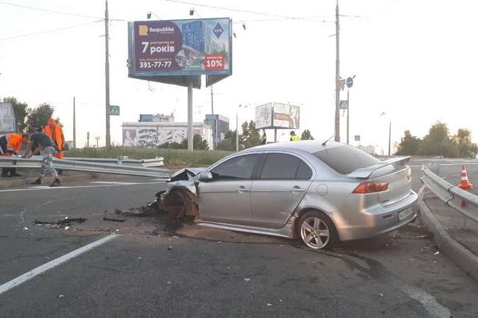 П’яна ДТП на Оболоні: Mitsubishi перелетіла через клумбу і вдарилася у відбійник
