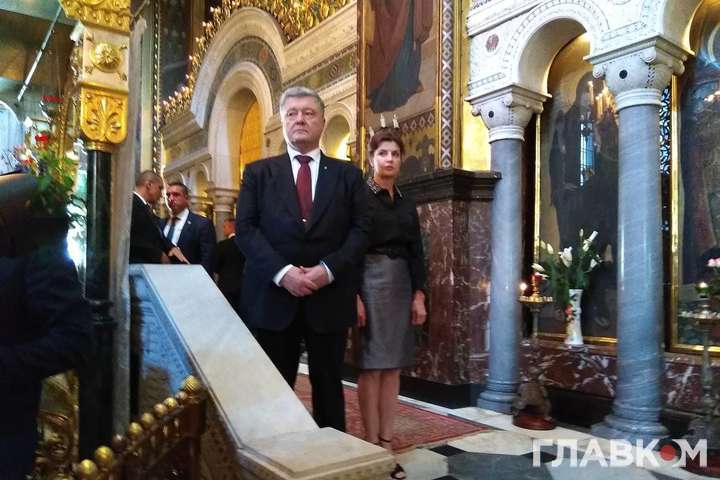 Президент і перша леді попрощались з Іваном Драчем