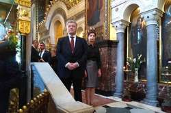 Президент і перша леді попрощались з Іваном Драчем