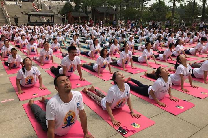 Мир отмечает День йоги. Фото из разных стран
