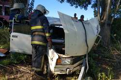 На Київщині рятувальники дістали пасажира із «ВАЗа», що злетів з дороги