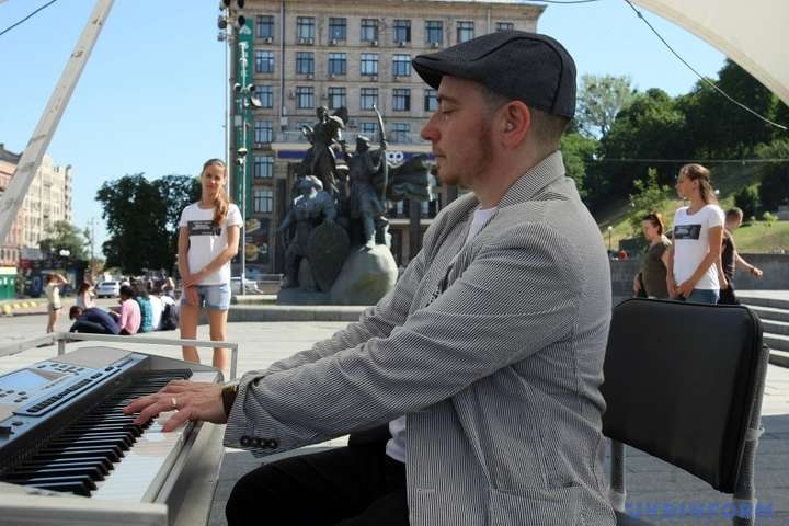 Музика без кайданів: на Майдані 12 годин поспіль грають на роялі в підтримку в’язнів Кремля