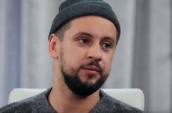 Монатик сфотографировался для обложки глянца с двумя моделями