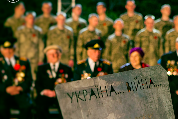 День скорботи і вшанування пам'яті жертв війни: Порошенко зробив оптимістичну заяву