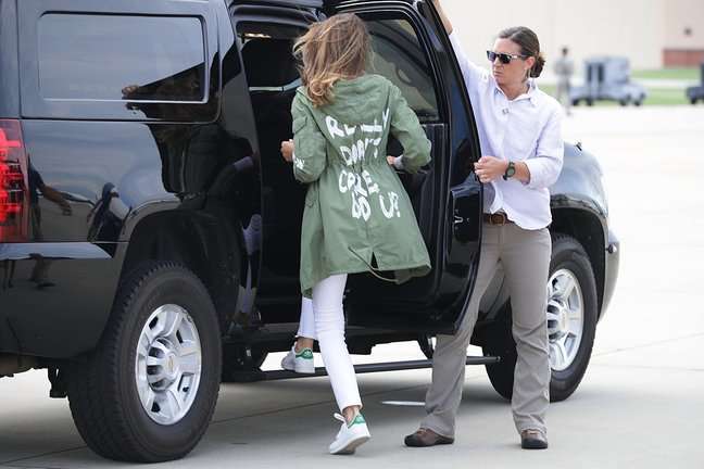 Жена Трампа надела куртку с надписью «Мне плевать»