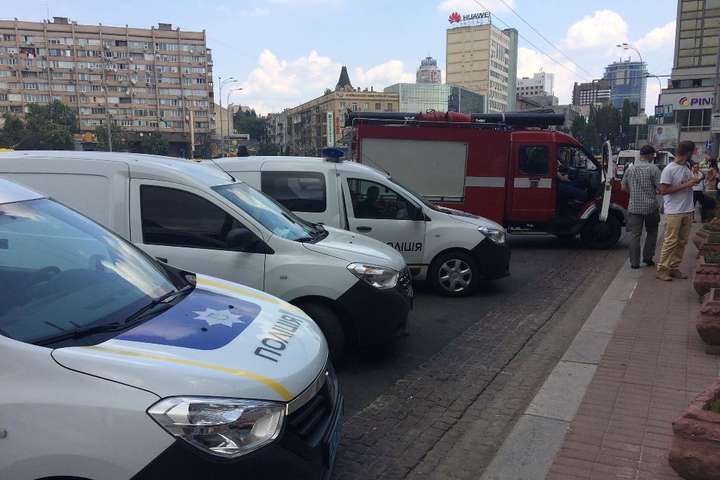 У ТРЦ «Україна» в Києві шукають бомбу