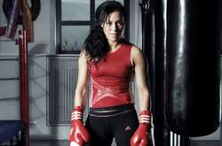 Абсолютна чемпіонка світу з боксу тренується в таборі Усика (фото)