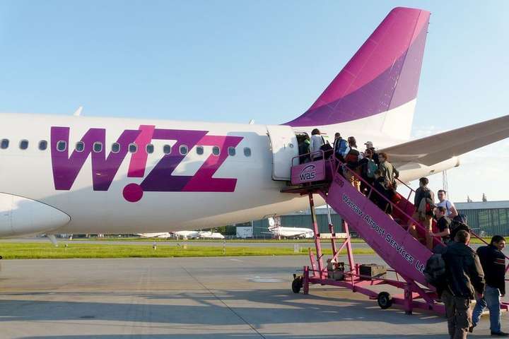 Wizz Air скасував безкоштовне перевезення ручного багажу