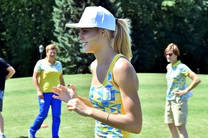 Легкоатлетка-красуня Юлія Левченко провела тренування для малозабезпечених дітей. Фотогалерея