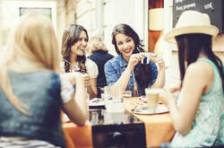 Девушки пьют кофе