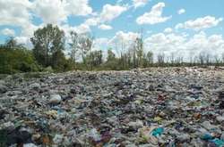 На Закарпатті тракторист на звалищі відкопав тіло жінки