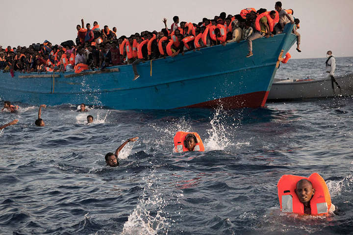 Італія і Мальта знову відмовилися приймати рятувальне судно з мігрантами